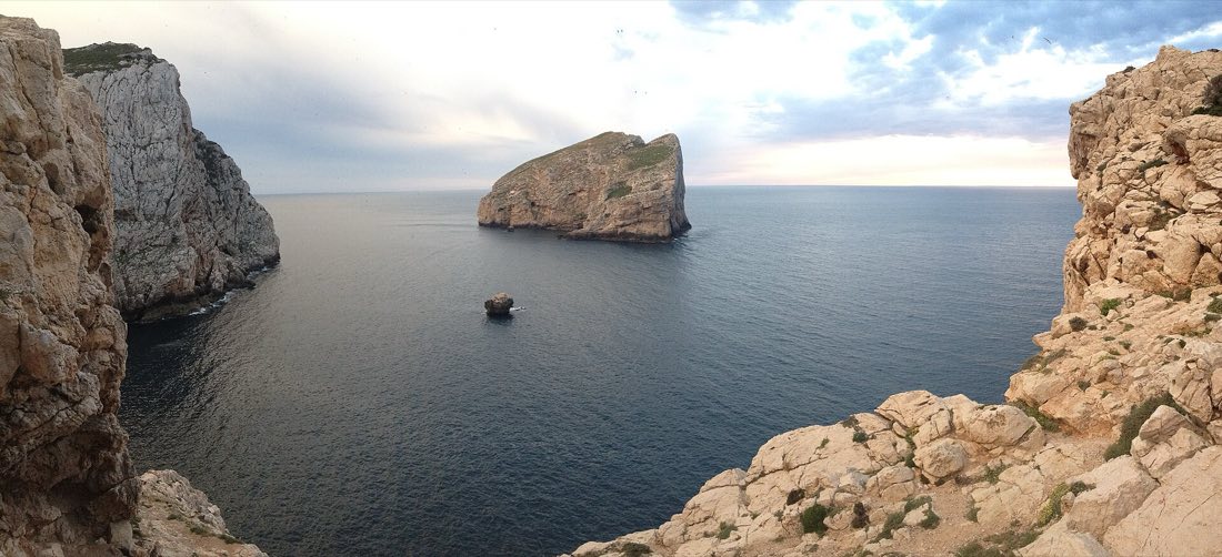 Capo Caccia — vápencový útes spadající do moře u Alghera