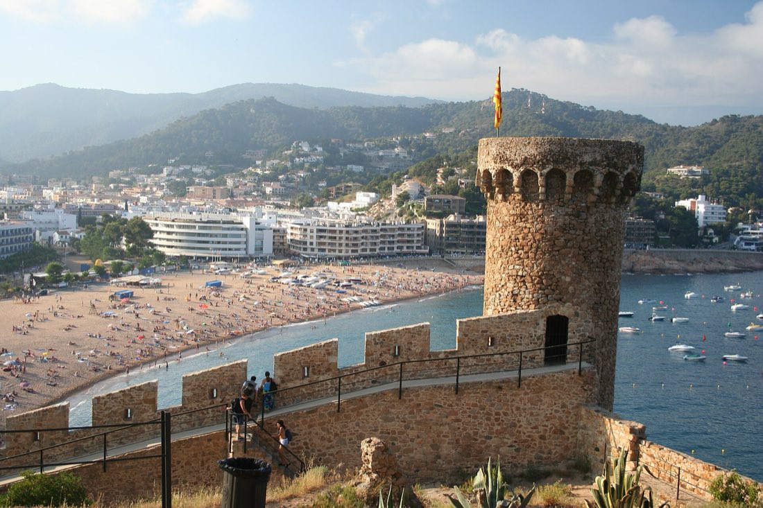 Tossa de Mar — středověké hradby nad plážemi Costa Bravy